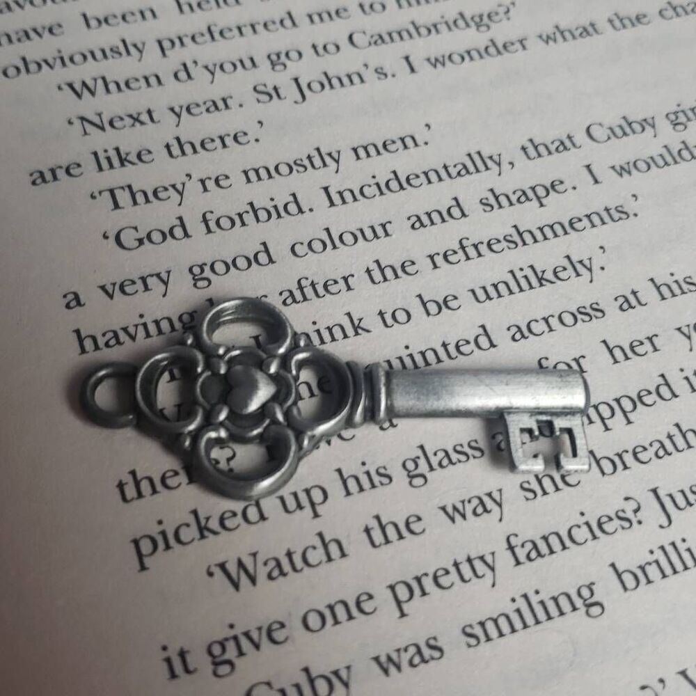 ‎Silver Family Key Pendant - Picture 5 of 7